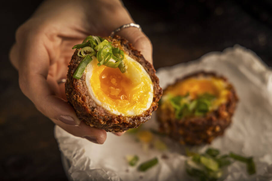 O delicioso bolovo do bar Câmara Fria, em Moema