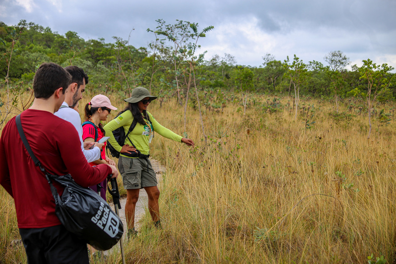 Caminhada guiada é uma das opções de turismo consciente na Chapada dos Veadeiros