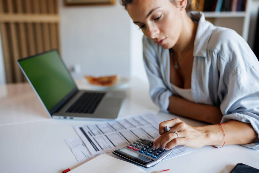 Anotar gastos, usar aplicativos ou revisar extratos bancários são atitudes essenciais para controlar os gastos com consciência