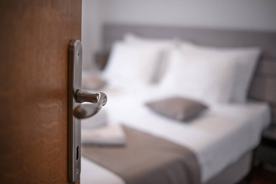 A posição da cama pode afetar sua energia, de acordo com o Feng Shui