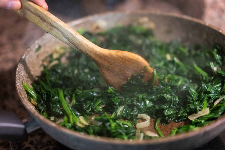 Adicionar limão no fim do preparo do espinafre realça seu sabor