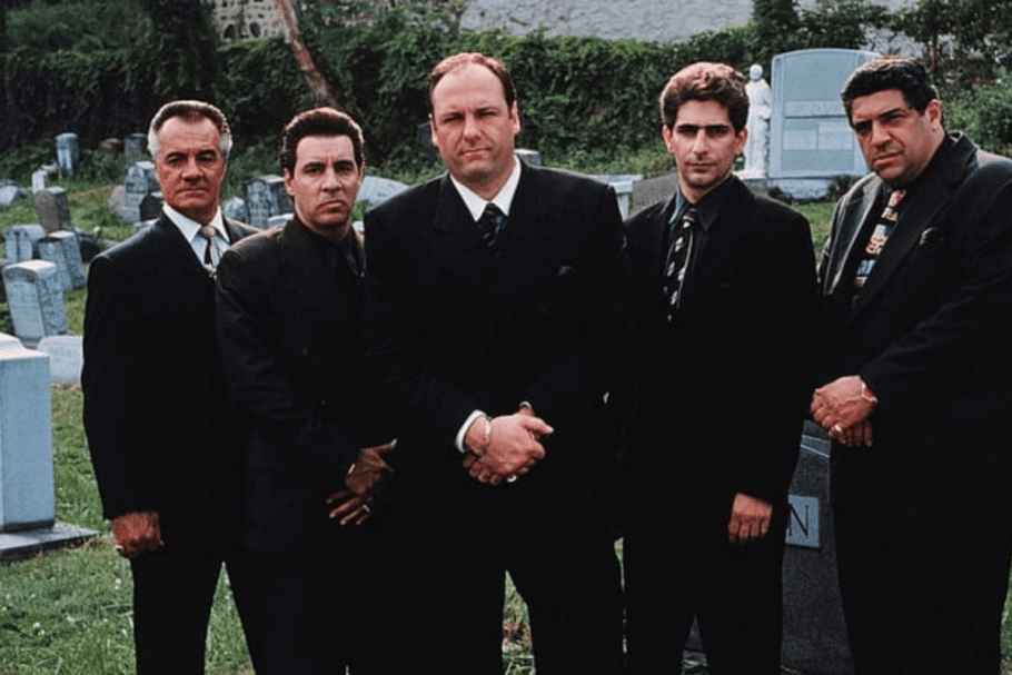 “Família Soprano” é uma série com diálogos afiados, personagens profundos e uma abordagem psicológica inovadora (Imagem: Reprodução digital | Chase Films, Brad Gray Television e HBO)