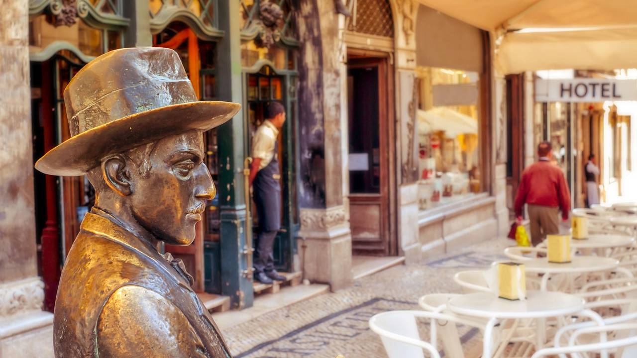 Quando se fala nas frases de Fernando Pessoa, destaca-se a capacidade do poeta de condensar ideias complexas em enunciados breves e marcantes – Créditos: depositphotos.com / nito103