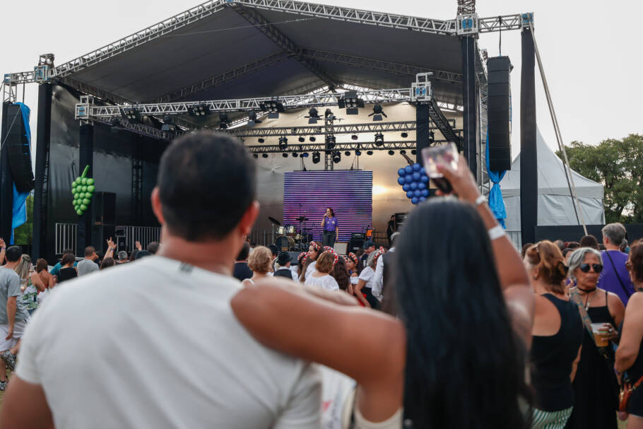 Apresentação em um dos palcos externos da Festa da Uva