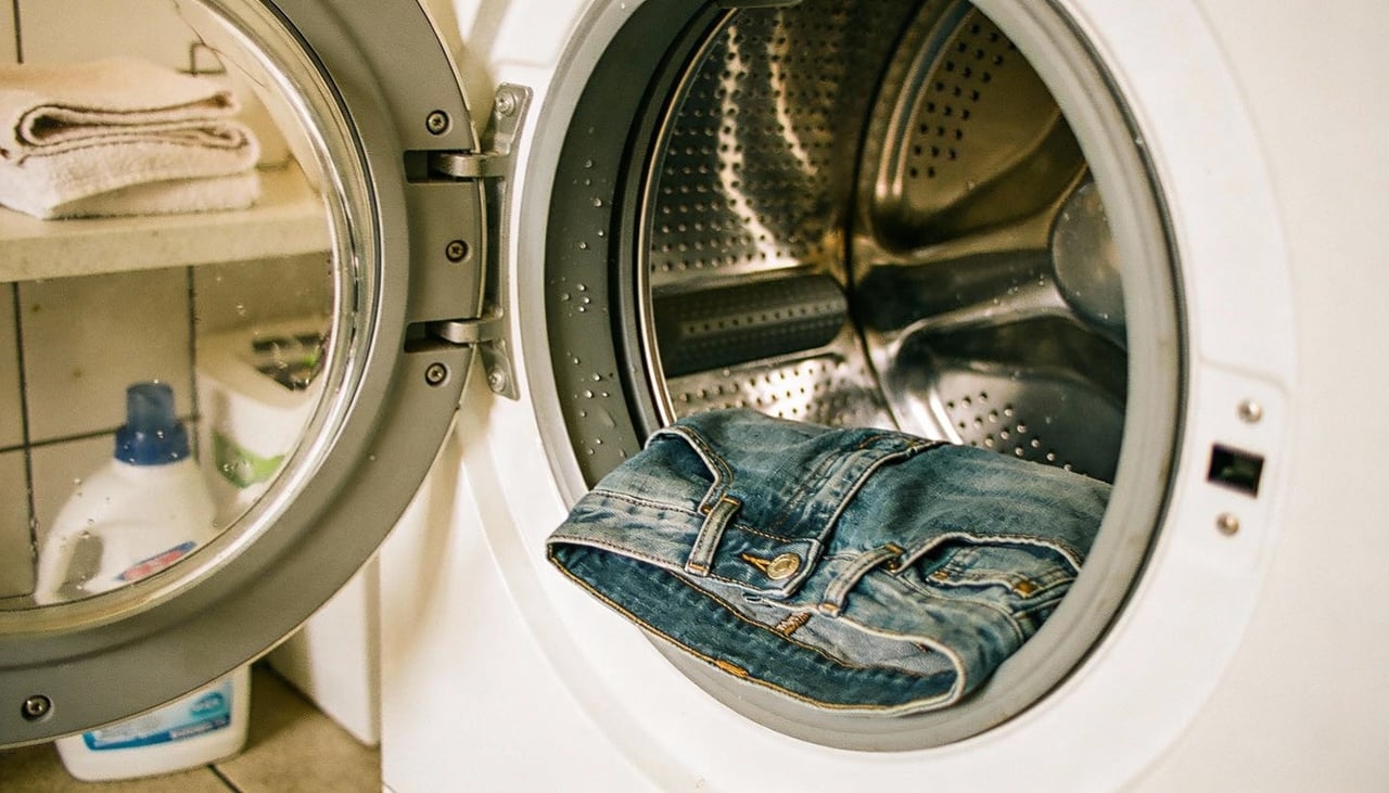 A máquina de lavar funciona bem para jeans, mas alguns cuidados são essenciais