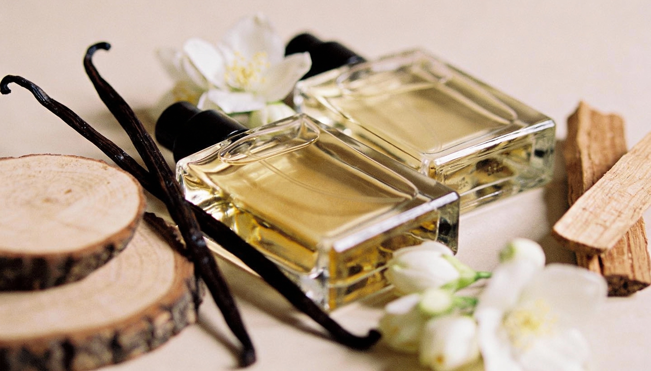 A expressão perfume afrodisíaco descreve fragrâncias que parecem intensificar a atração física ou criar um ambiente propício à intimidade