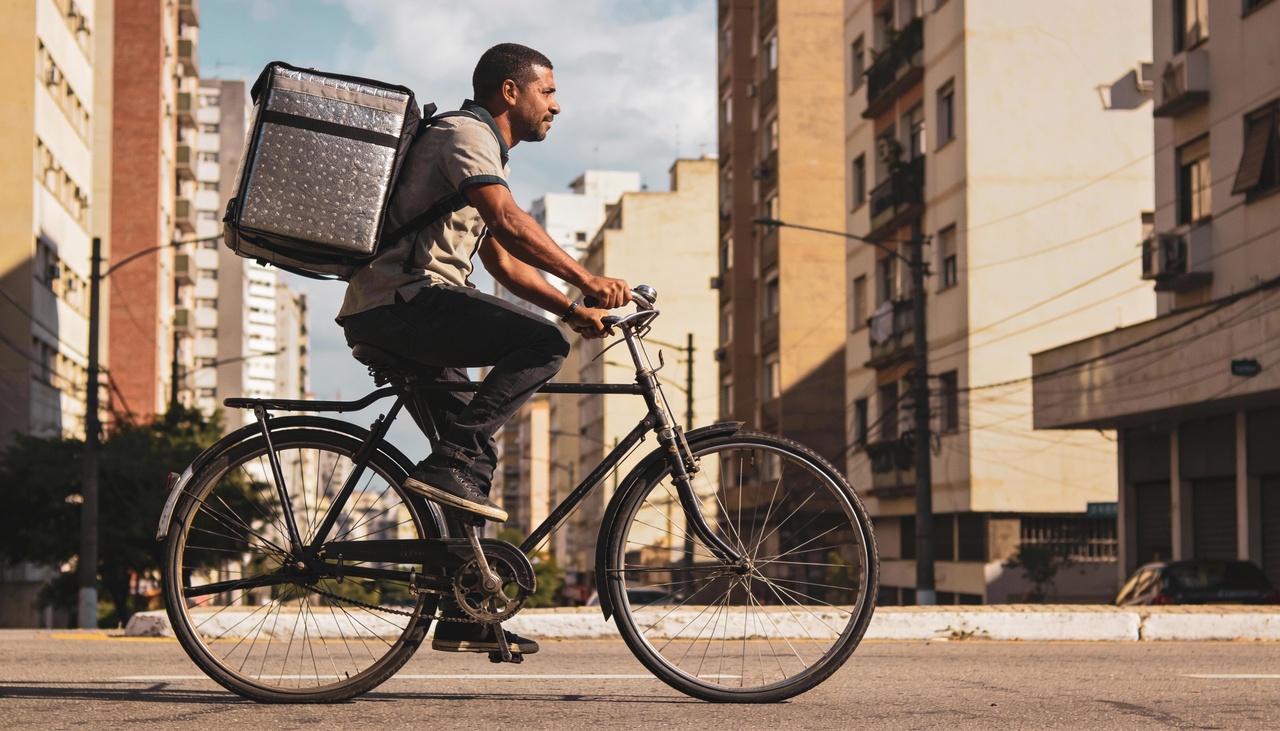 Para atingir o salário mínimo de R$ 1.518,00 apenas com o pedal, o entregador precisa considerar o valor médio pago por cada corrida realizada