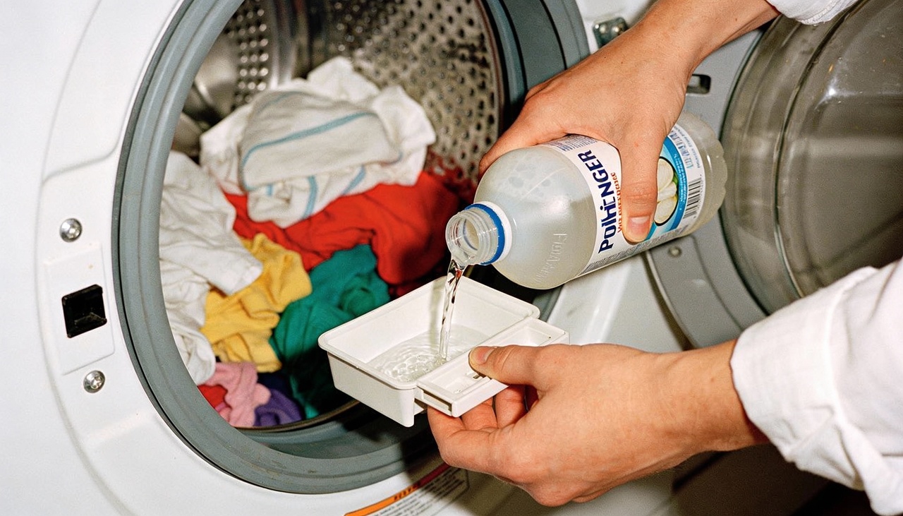 A forma mais comum de usar vinagre é adicionando meia xícara ou cerca de 100ml diretamente no compartimento do amaciante da máquina de lavar