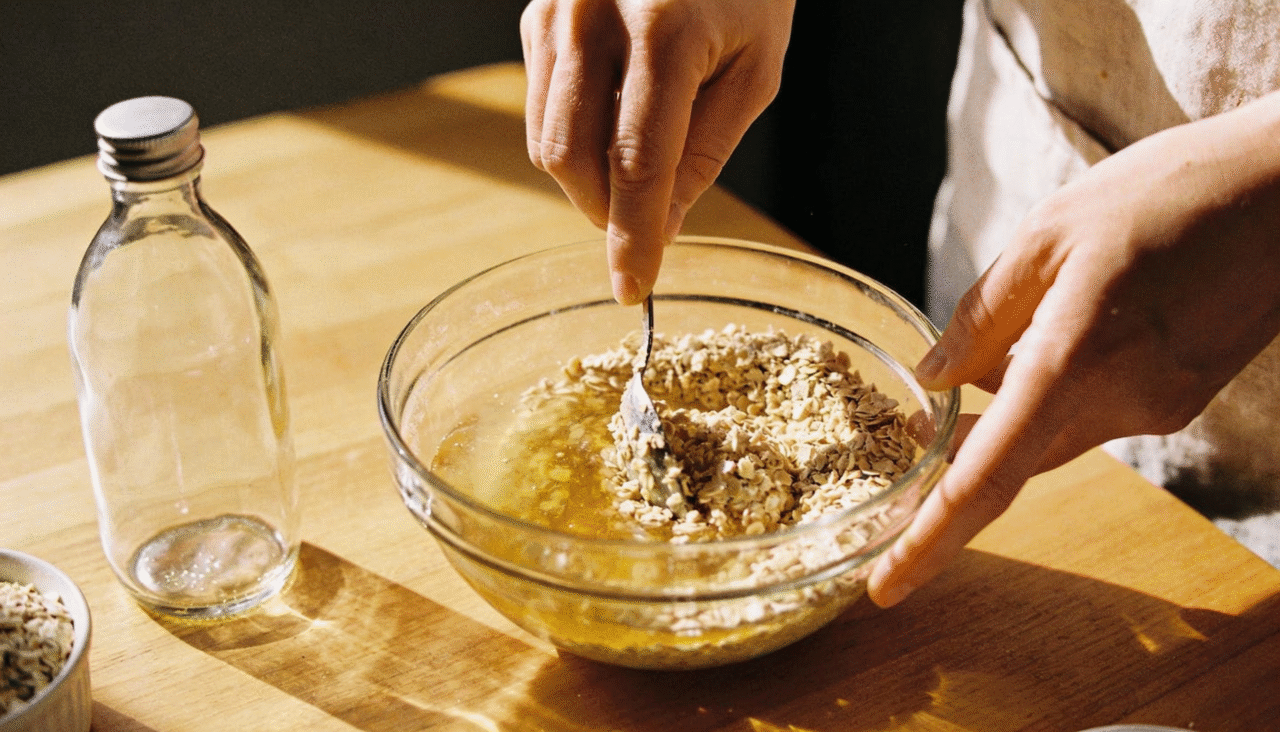 Para quem deseja produzir um sabonete líquido de aveia e lavanda caseiro, o processo pode ser organizado em etapas simples