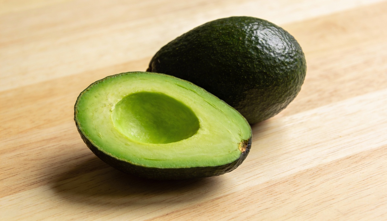 O truque principal consiste em observar a cor presente logo abaixo do pedúnculo, que é aquela pequena haste ou cabinho localizado no topo da fruta