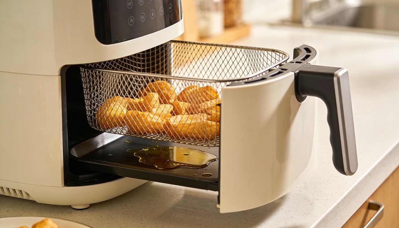 O motivo técnico é bastante simples: quando você prepara alimentos muito gordurosos, o óleo escorre para a base da fritadeira