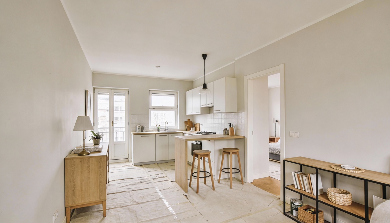 O custo para pintar um apartamento com tinta lavável não é apenas uma conta de metragem, pois diversos elementos impactam o valor final