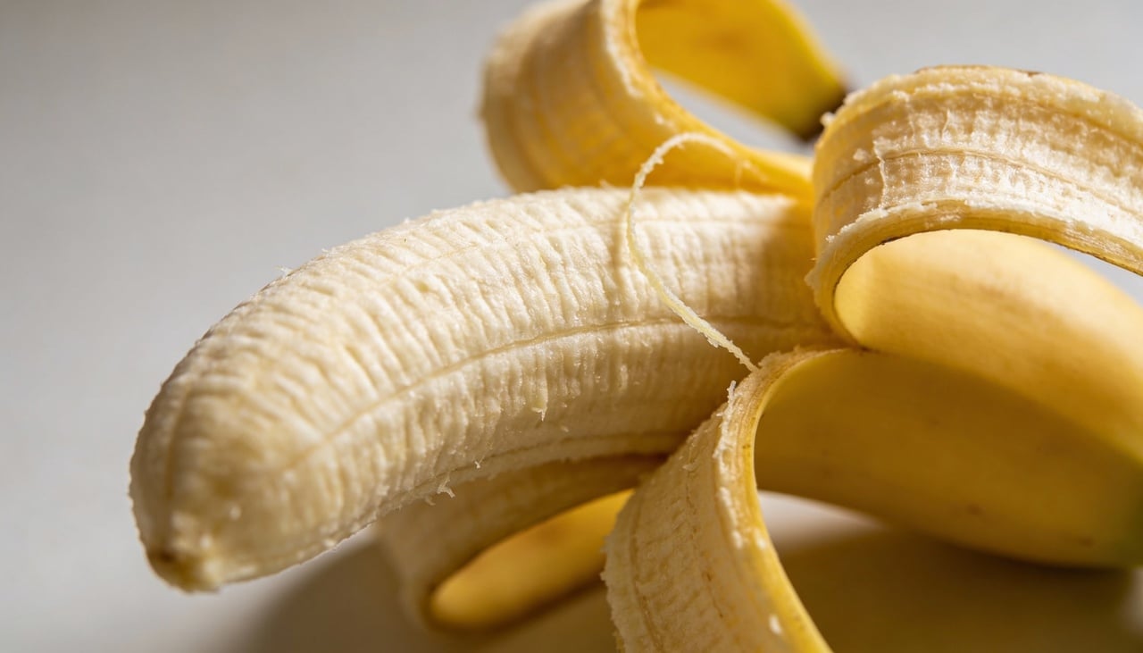 Como se chamam os "fios" da banana e por que é recomendado comê-los?