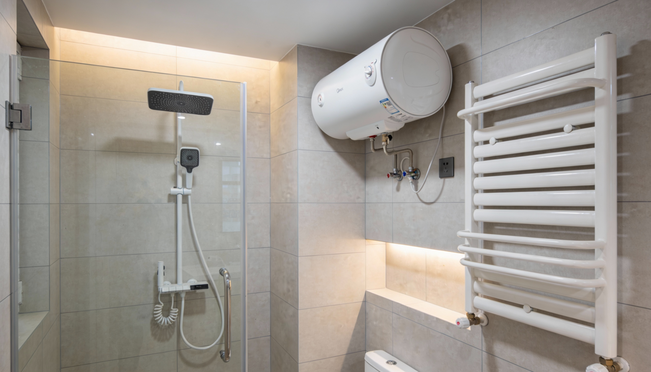 Essa diferença impacta consumo de energia, vazão de água e experiência de banho