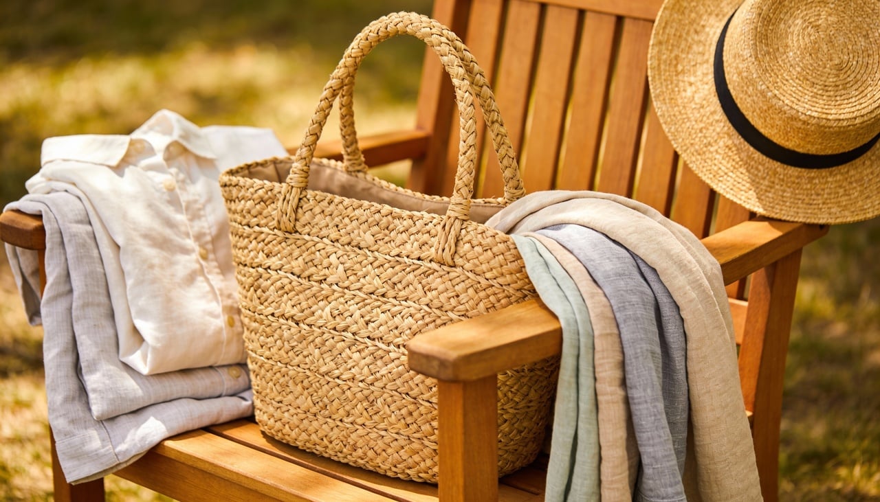 A bolsa de ráfia é produzida com fibras naturais de palmeiras ou com versões sintéticas, como o polipropileno, que imitam o aspecto artesanal