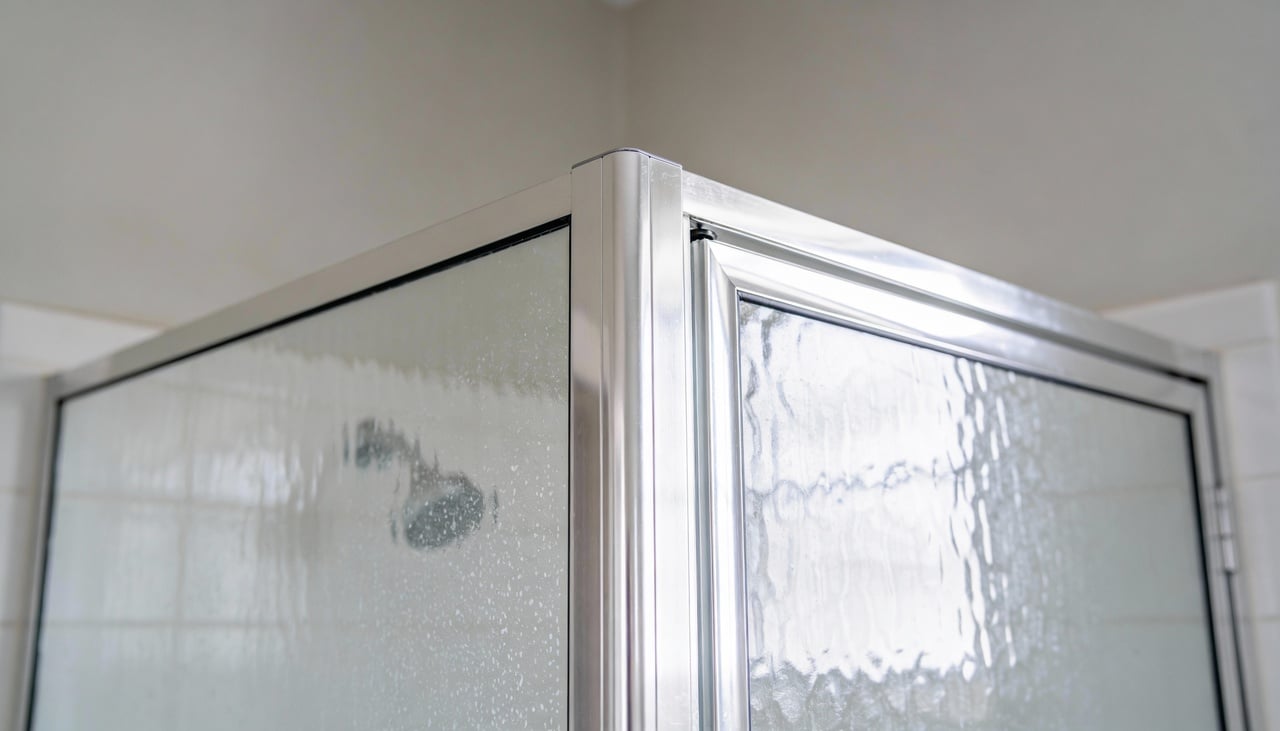 O processo começa com a combinação de vinagre branco e detergente neutro em uma esponja macia para evitar riscos indesejados na superfície