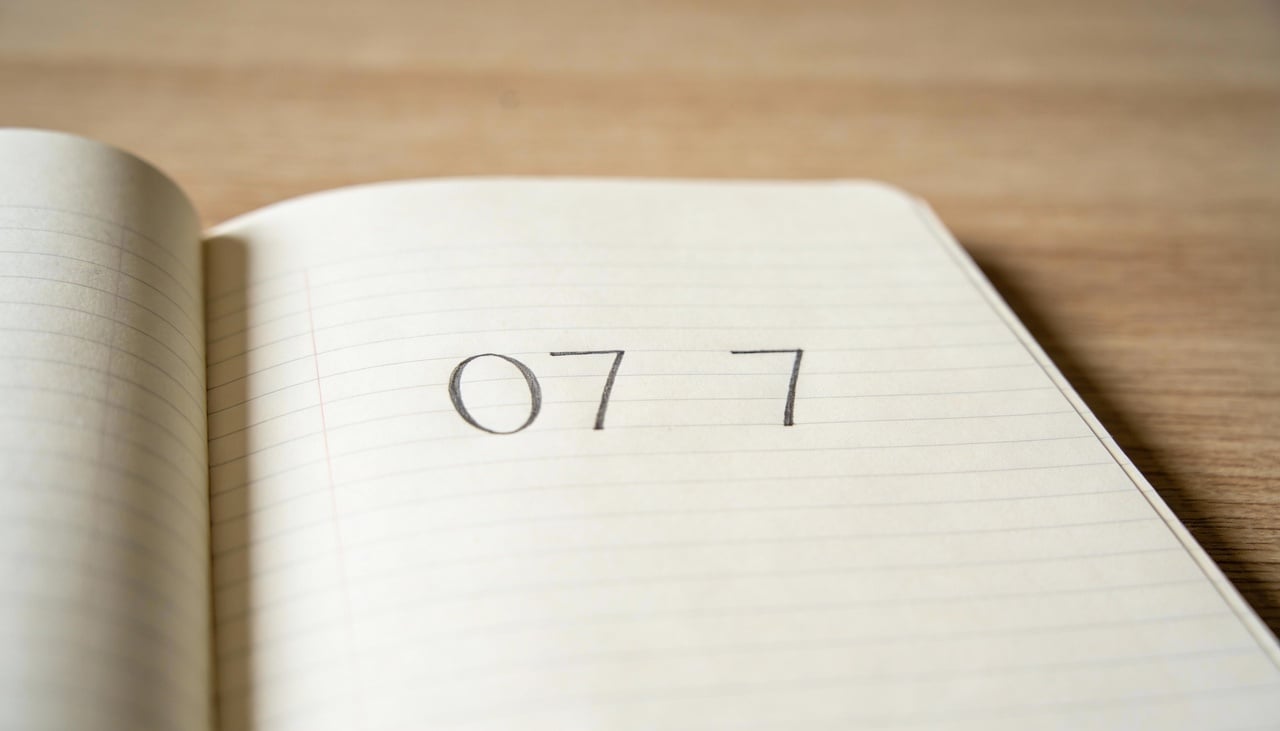 A origem da expressão está relacionada ao valor numérico dos algarismos no sistema de numeração decimal