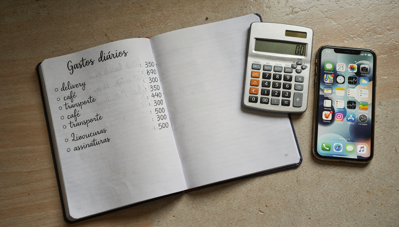 Por que o salário acaba antes do mês para tanta gente, mesmo sem "luxos"