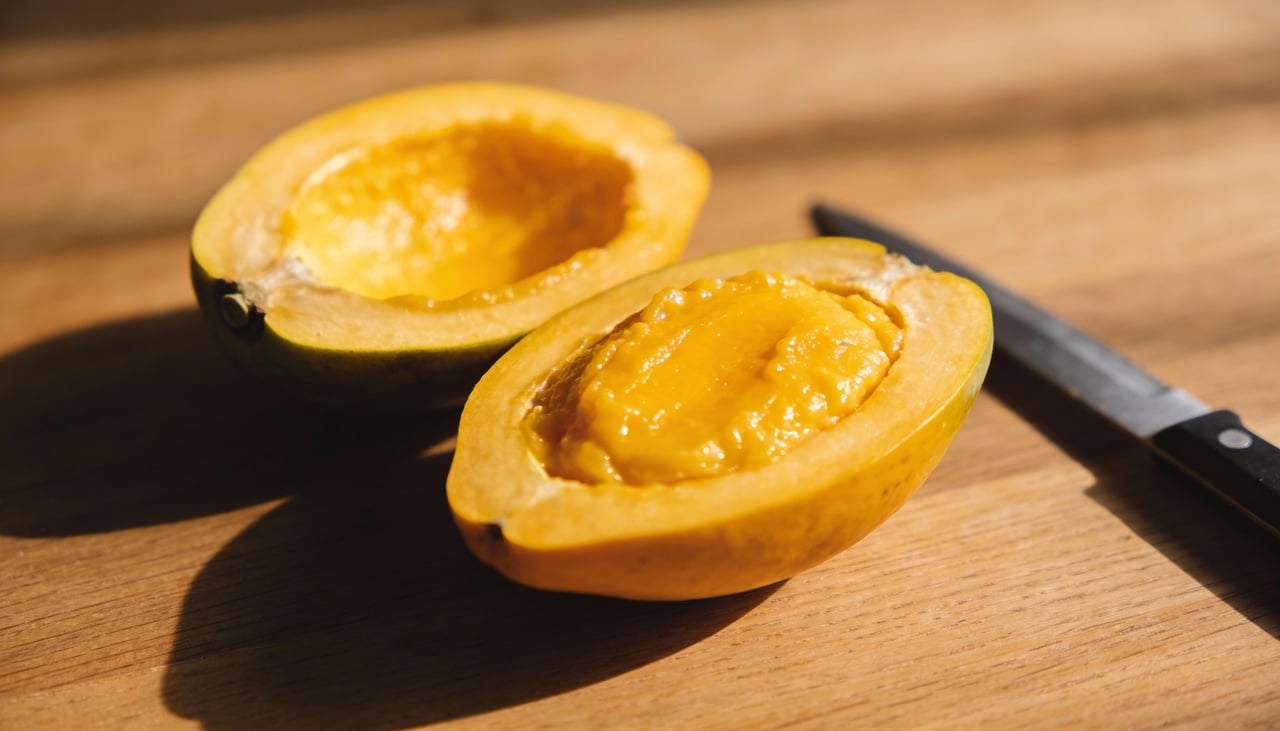 A polpa dessa fruta apresenta uma consistência densa e seca, algo que remete imediatamente à textura de uma gema de ovo cozida