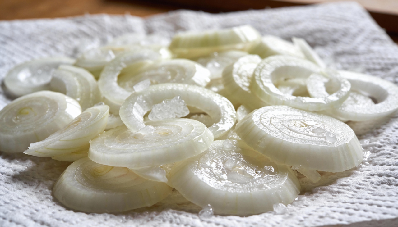 O efeito crocante acontece porque a água gelada provoca uma reação física nas células da cebola