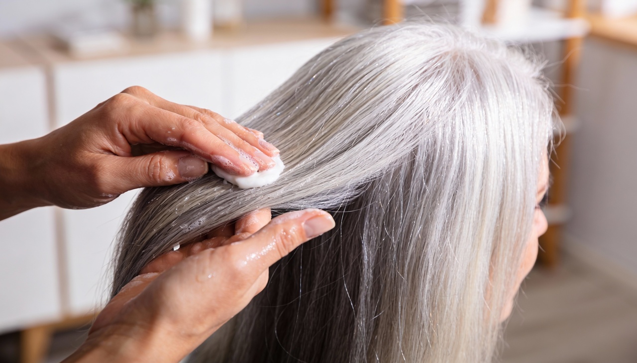 Para garantir que os fios grisalhos não fiquem opacos, a hidratação constante se torna a maior aliada da rotina capilar