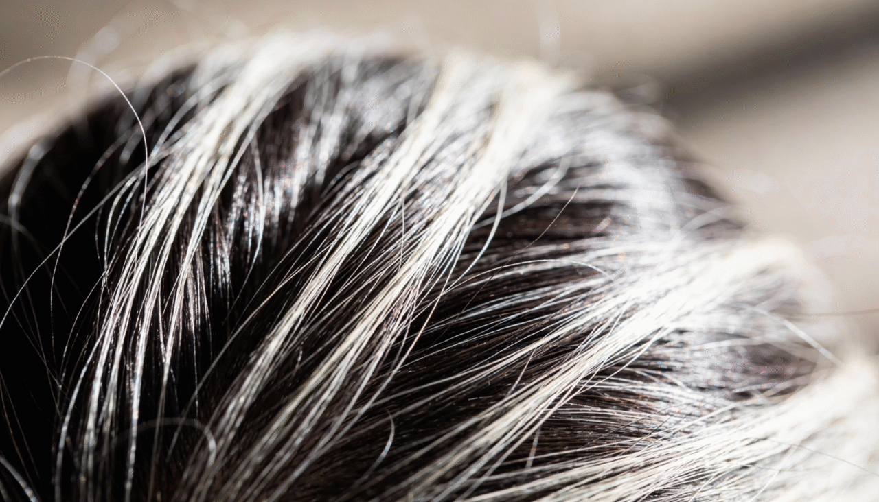 O processo de embranquecimento capilar geralmente começa entre os 30 e 40 anos, mas pode variar muito de acordo com a genética