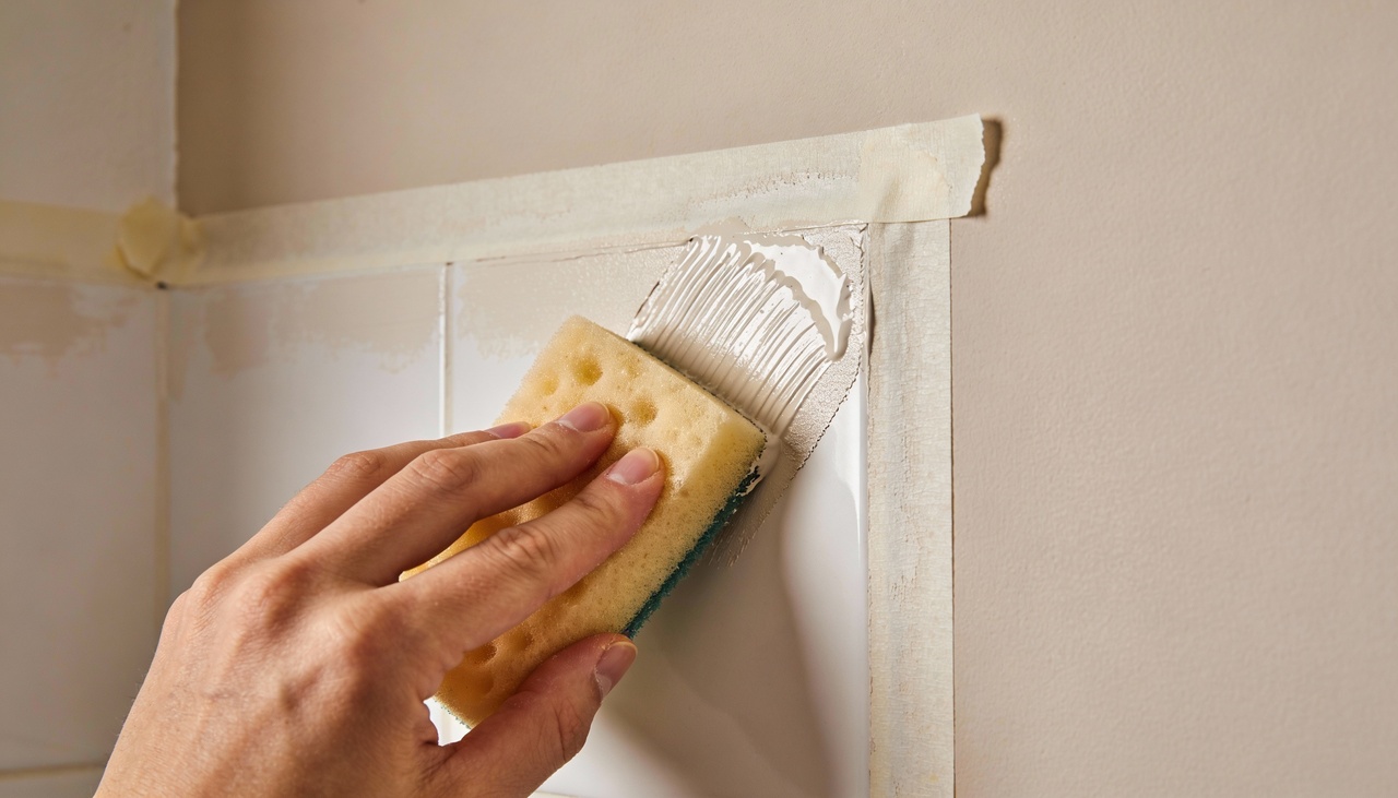 A organização prévia dos itens garante que o trabalho flua sem interrupções durante a aplicação nas paredes internas da casa