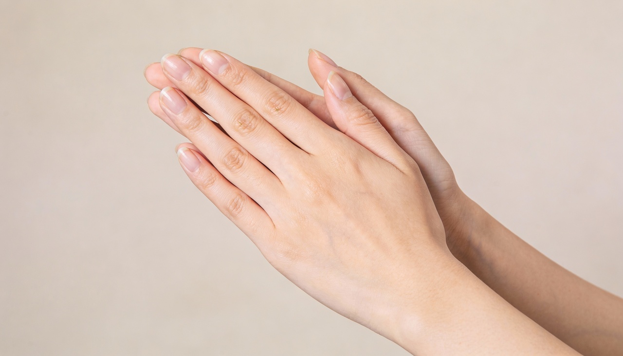 A exposição constante a produtos de limpeza e mudanças climáticas remove a proteção natural da derme rapidamente