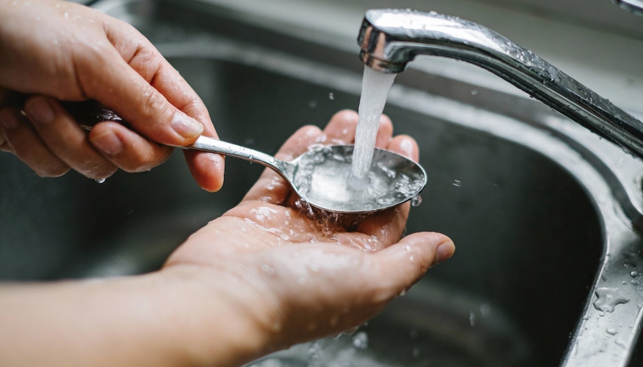 Pegue qualquer objeto de aço inoxidável da sua cozinha como uma colher, uma faca sem fio cortante, a pia ou até mesmo uma panela limpa