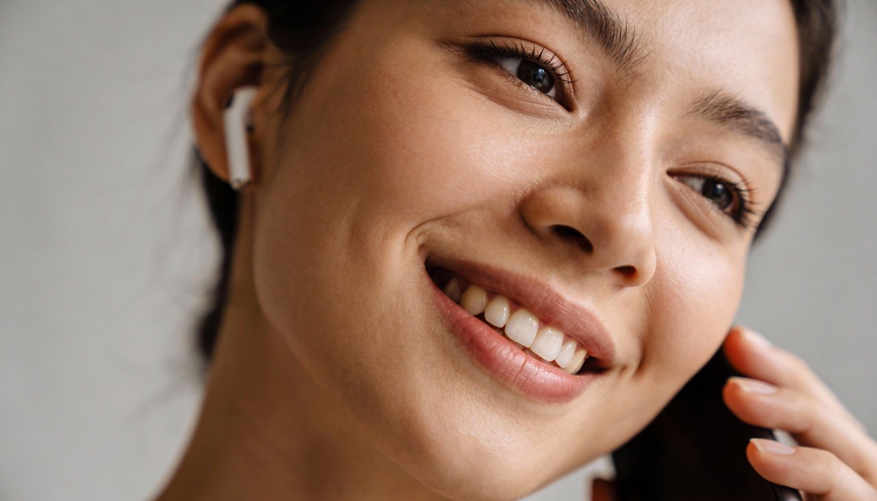 A fisiologia humana conecta diretamente a posição dos lábios com a ressonância das cordas vocais