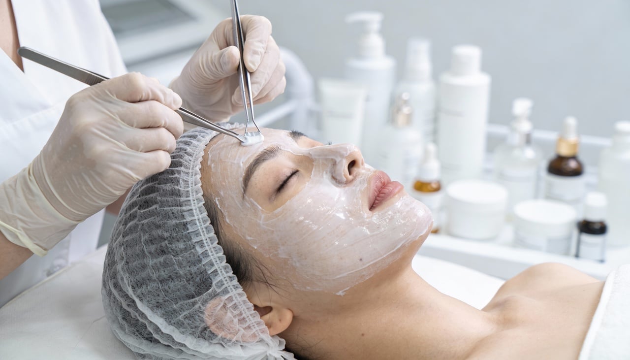 O valor cobrado por uma limpeza de pele não é definido apenas pela duração do atendimento, pois diversos elementos entram na conta