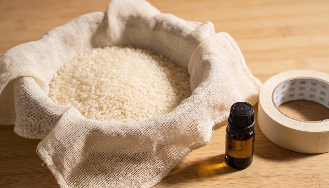 O arroz cru atua como um agente absorvente potente que retira a umidade do ambiente de forma passiva e constante
