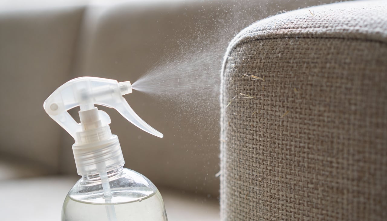 O álcool atua como um agente desinfetante potente que elimina bactérias e ácaros acumulados na superfície porosa do tecido