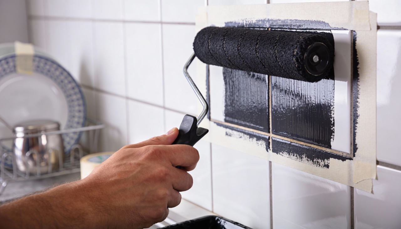 Primeiramente, você deve limpar toda a superfície dos azulejos com desengordurante para garantir que a aderência do material ocorra perfeitamente