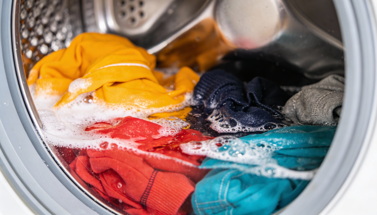 O sabão líquido entra na lavagem totalmente solúvel, distribuindo-se de forma mais uniforme entre as peças