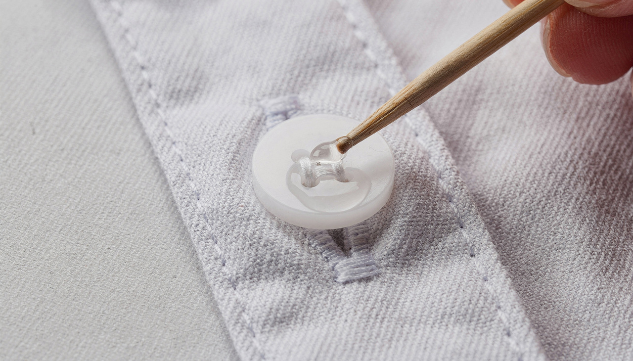 O verniz de unha possui componentes químicos que, ao secarem, formam uma película plástica resistente e impermeável sobre a superfície aplicada