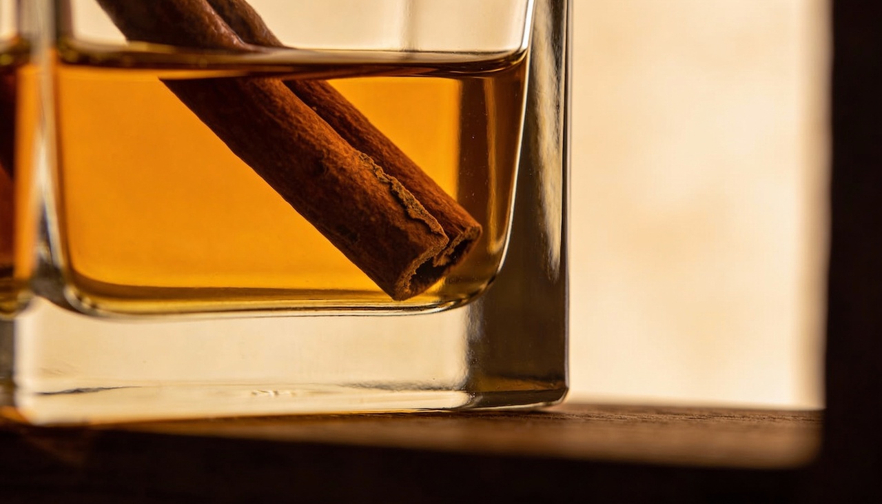 Você deve escolher um frasco de fragrância que já utilize regularmente para garantir que o novo aroma combine perfeitamente com sua pele