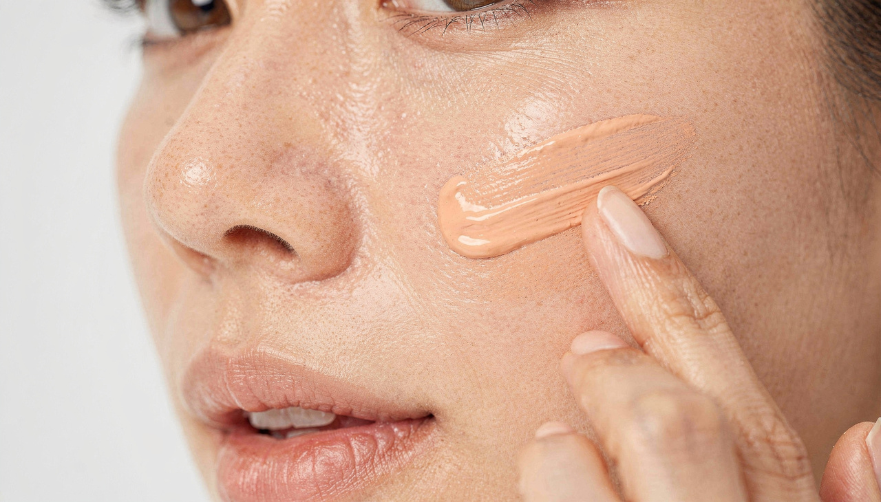 A maquiagem verão 2026 é marcada pelo equilíbrio entre frescor e personalidade, com pele leve e real