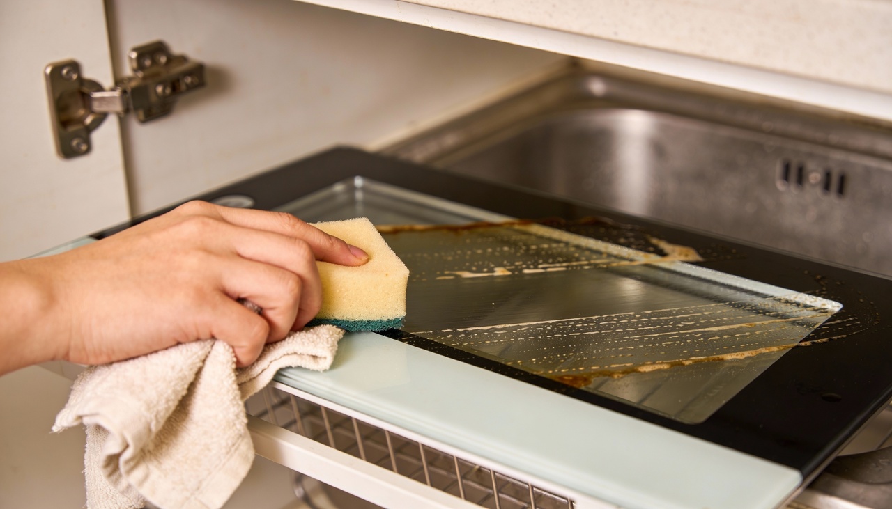 Para começar, o usuário deve remover as grades internas e verificar as travas laterais localizadas na base da porta do equipamento