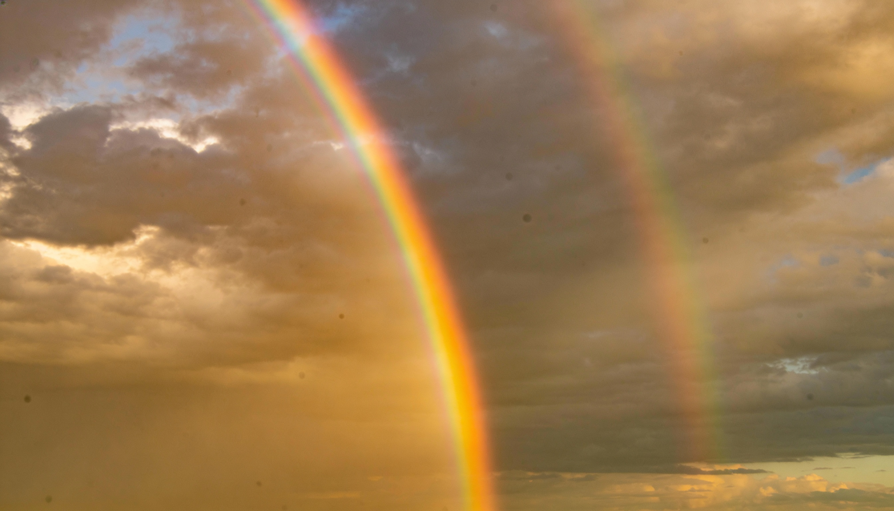 O arco-íris duplo indica a presença de dois arcos coloridos no céu, geralmente após uma chuva, com o Sol posicionado atrás do observador
