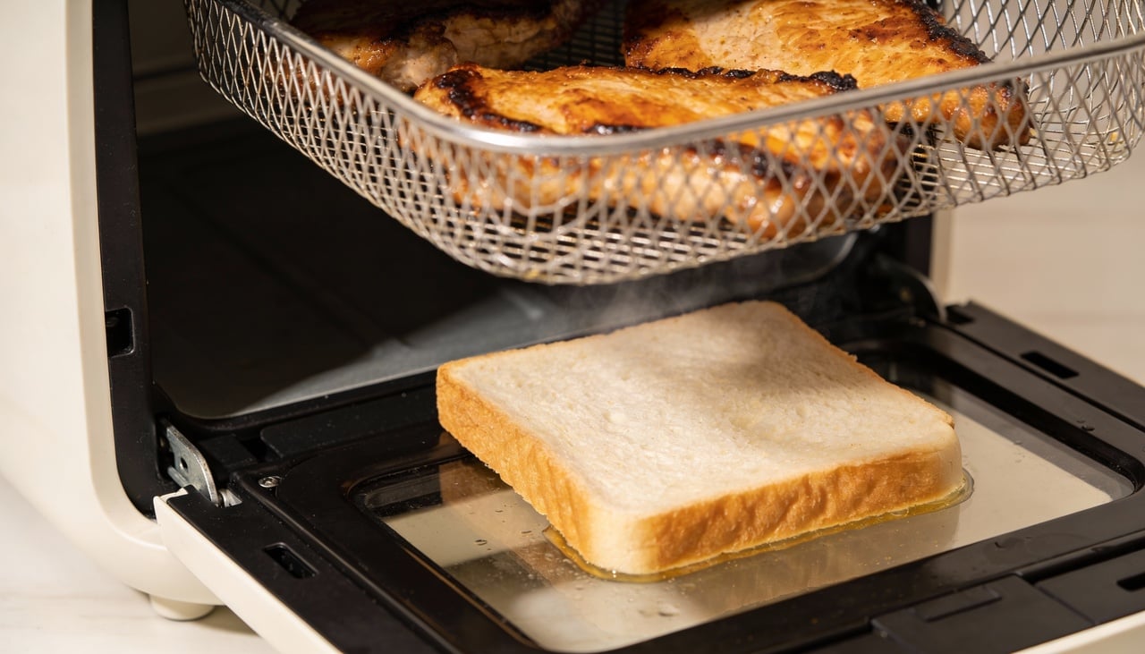 O motivo técnico é bastante simples: quando você prepara alimentos muito gordurosos, o óleo escorre para a base da fritadeira