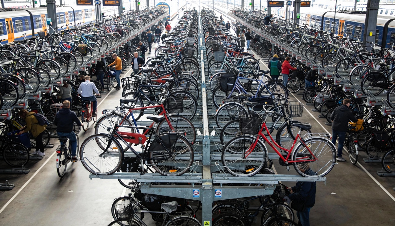 A enorme quantidade de veículos de duas rodas exige estruturas colossais que comportam milhares de unidades em um único edifício tecnológico