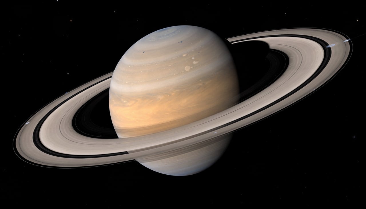 Do ponto de vista astronômico, Saturno é um gigante gasoso a mais de 1,2 bilhão de quilômetros da Terra