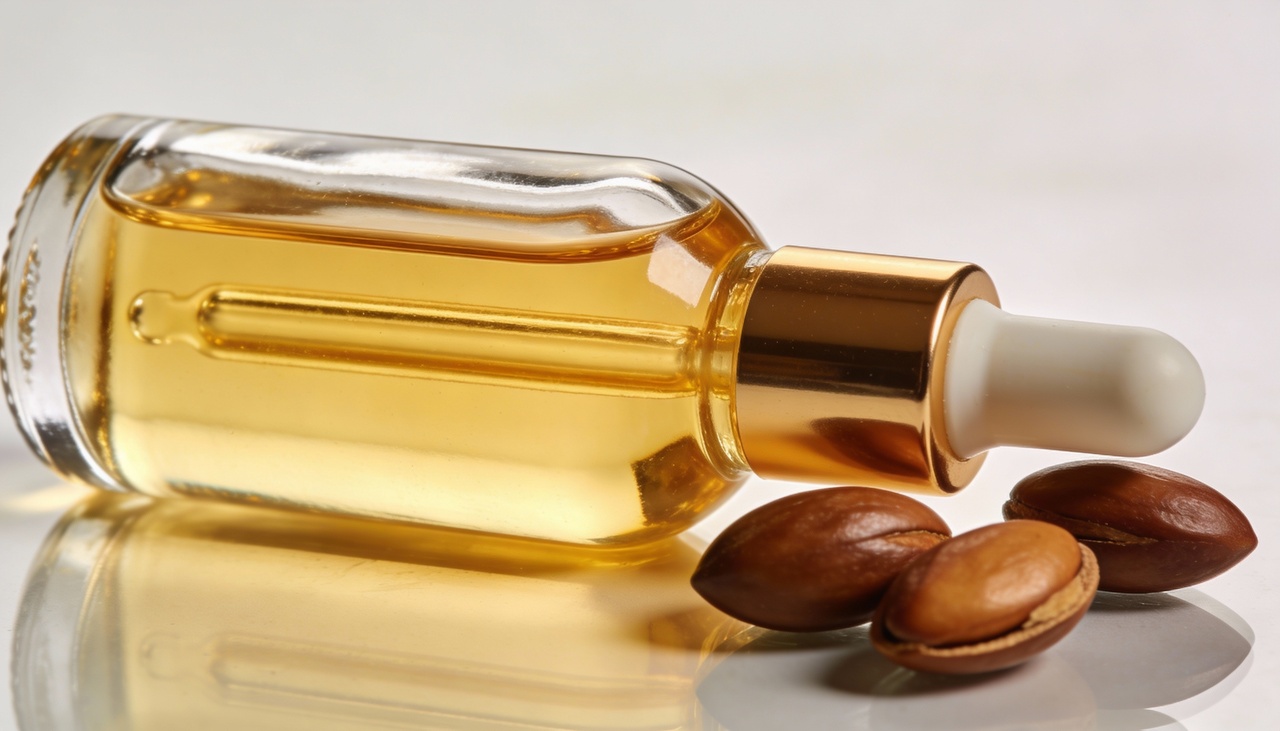 No rosto, o óleo de argan atua como complemento hidratante, ajudando a suavizar linhas finas e a manter aparência mais uniforme