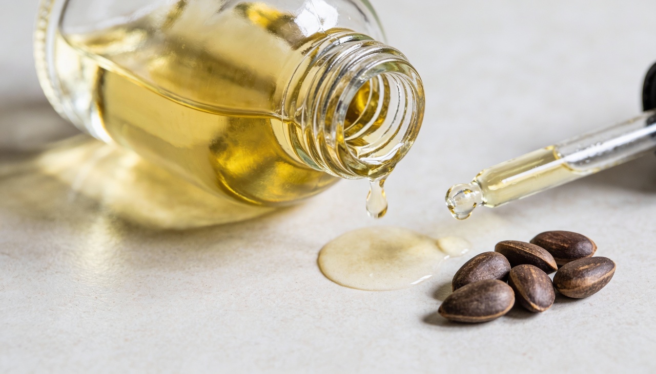 Na forma pura, o óleo de jojoba costuma ser usado em poucas gotas, sobre a pele levemente úmida ou misturado ao hidratante facial ou corporal