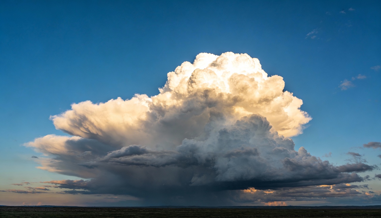A suspensão ocorre porque a água está distribuída em minúsculas gotículas ou cristais de gelo extremamente pequenos