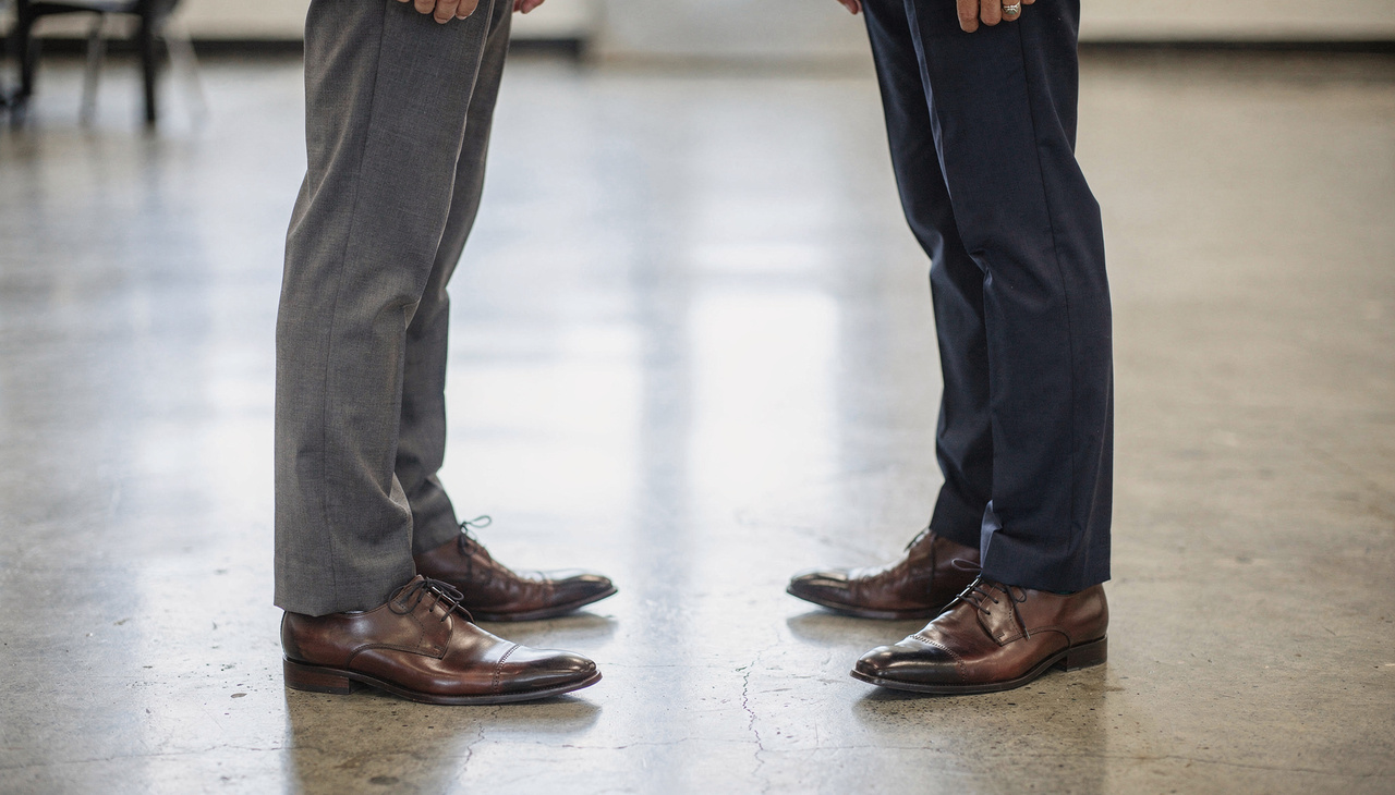 Em um círculo social, a abertura dos pés em formato de “V” por parte dos integrantes sinaliza que o grupo está receptivo a novos membros
