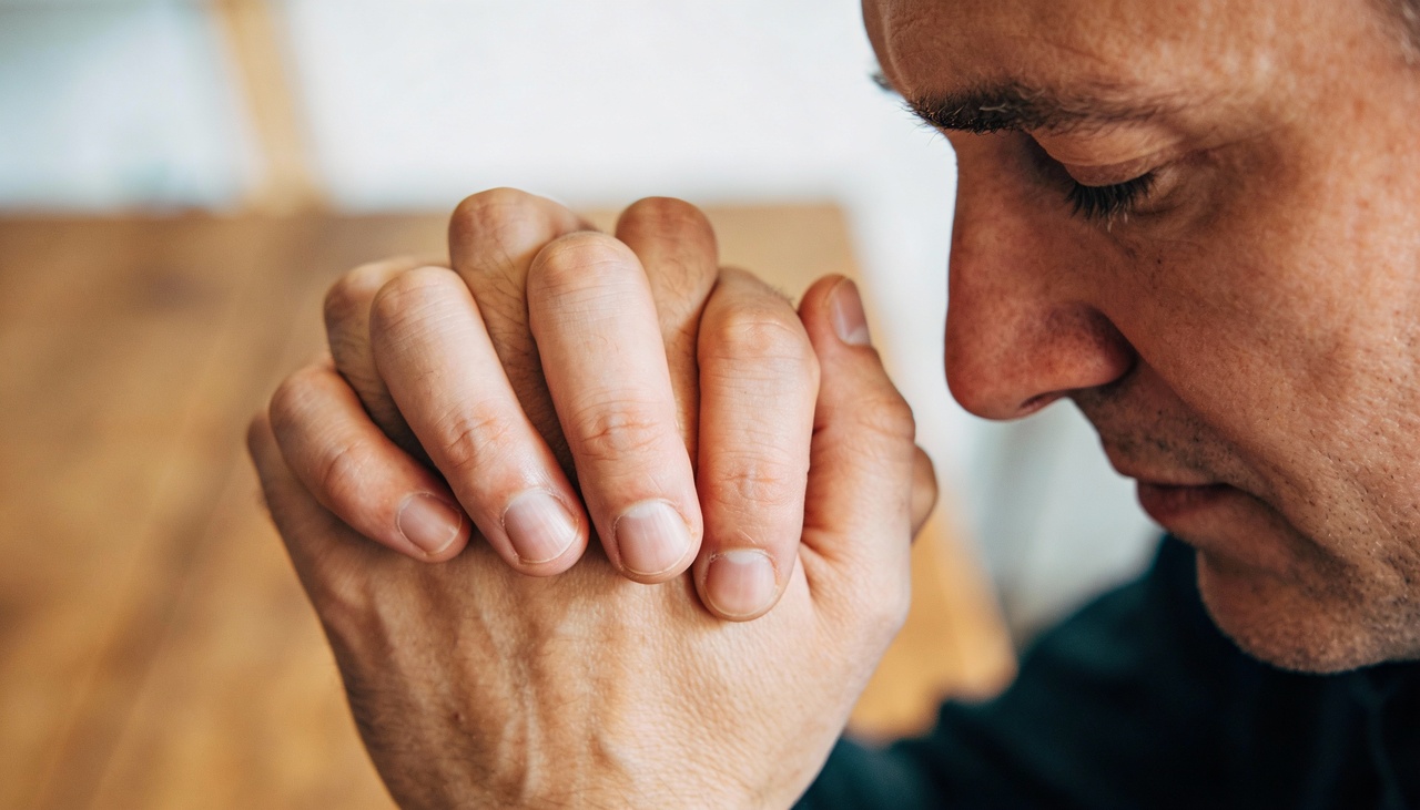 O cruzamento dos dedos é visto como um sinal de proteção simbólica