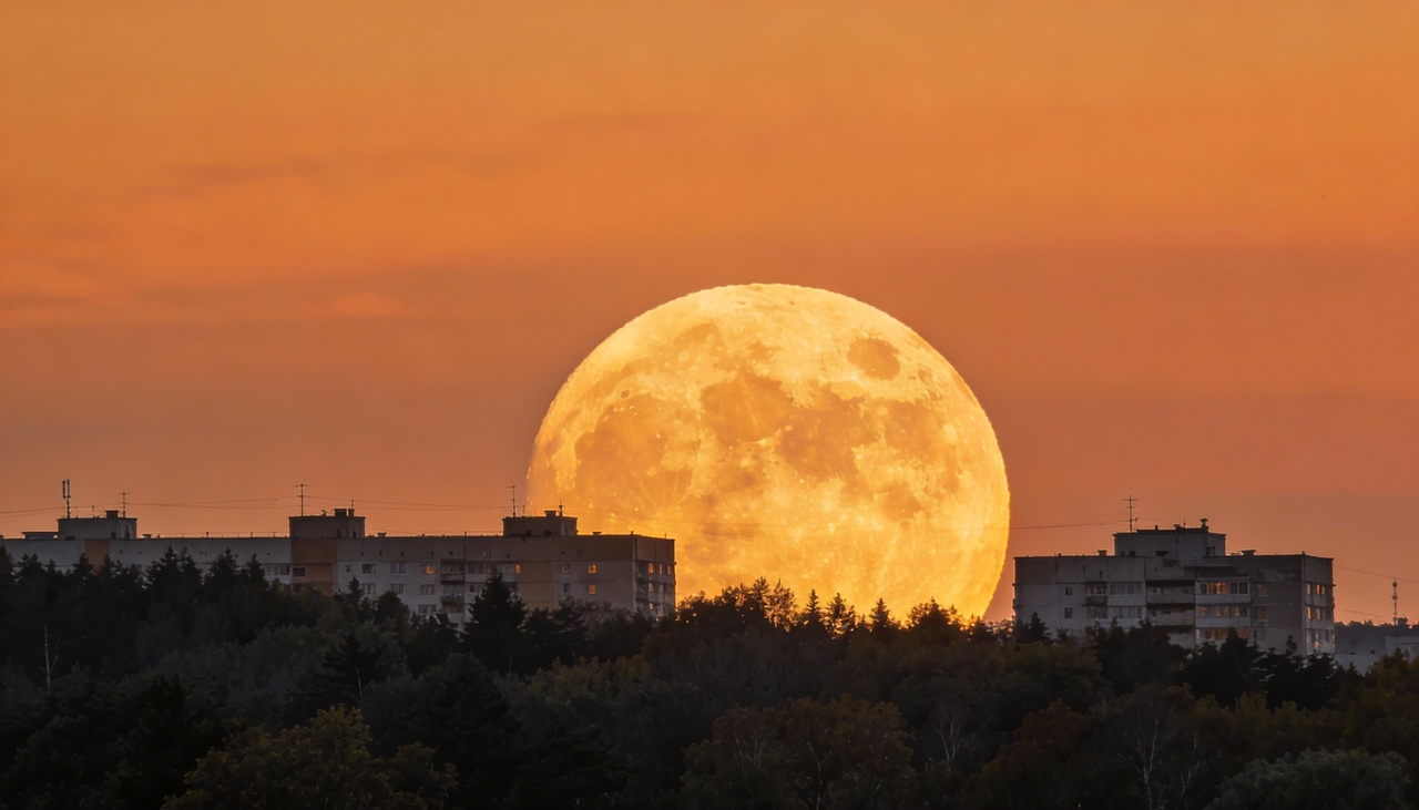 Nesse sentido, comparamos o astro com prédios, árvores e montanhas situados na linha de visão terrestre durante o seu nascimento