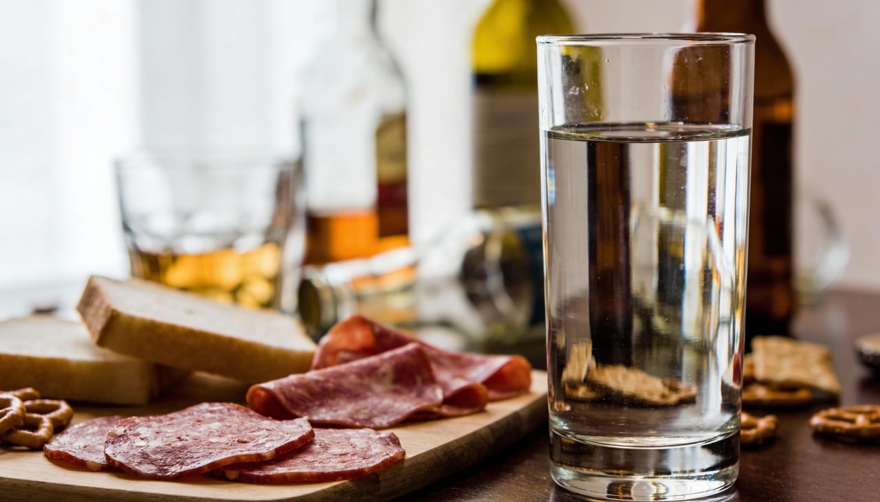 O rosto inchado ao acordar está associado, na maioria das vezes, à retenção de líquidos nos tecidos faciais durante a noite